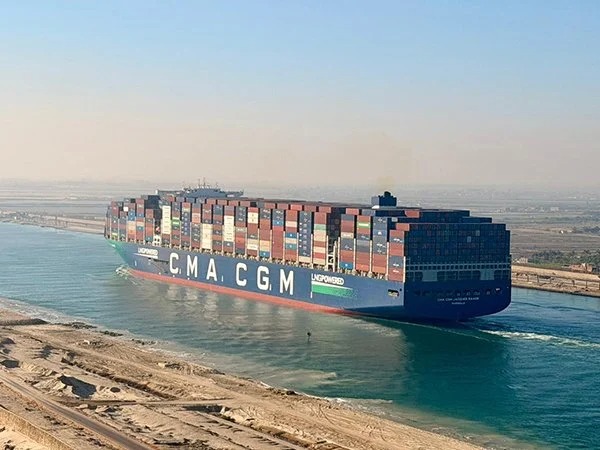Suez Canal announces a new phase in the return of container ships of major lines.
